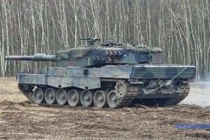 По 12 годин на день: українські танкісти уже тренуються в Польщі на Leopard 2 (Відео)