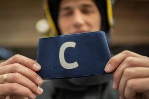 Капітанську пов'язка Кріштіану Роналду, яку він спересердя кинув на газон, продали з благодійного аукціону за два мільйони гривень 