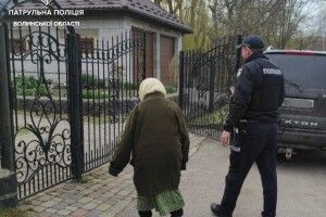 У Луцьку патрульні допомогли дістатися додому жіночці, яка прийшла в магазин і заблукала (Фото)