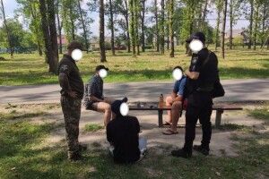 У селищі на Волині вручали повістки чоловікам, які вживали алкоголь (Фото) 