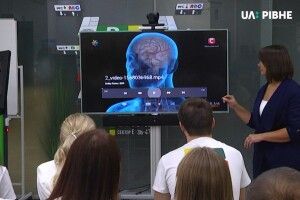 У ЦНАПі Рівного відвідувачам показують, як рятувати людей при інсульті