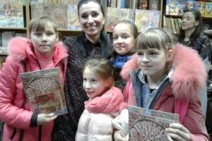 Олена Медведєва з інтригою та сюрпризами презентувала «Крамницю часу»