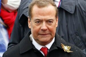 Медведєв і Захарова відповіли Зеленському: «10 травня у Києві може не настати»