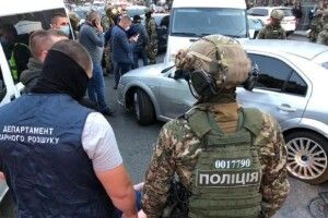 На столичному Хрещатику бійці КОРДу зі стріляниною затримали розбійників на «євроблясі» (Фото)