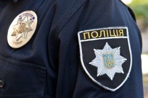 Двоє чоловіків напідпитку намагались вкрасти ялинку: власник захищався сокирою