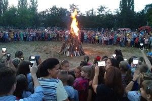 У Вараші перше вересня відзначили величезним вогнищем на стадіоні