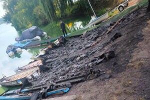 На Житомирщині невідомі спалили п'ять човнів «Дракон»