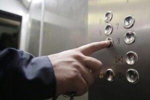 Затримали грабіжника, який вирвав у лучанина в під’їзді будинку клатч з грішми 