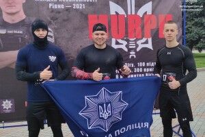 Волинські поліцейські пробігли милю, 100 разів підтягнулись, 300 присіли і 200 відтиснулись від підлоги. І знов пробігли милю
