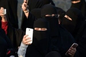 Саудівські жінки дізнаватимуться про розлучення з SMS