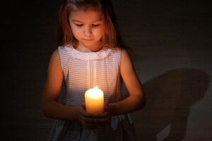Ігри у темряві: як розважити дитину під час вимкнення світла