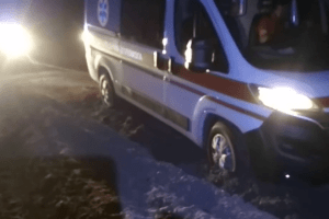На Волині «швидка» дорогою до пацієнта застрягла в піщаній ямі  (Відео)