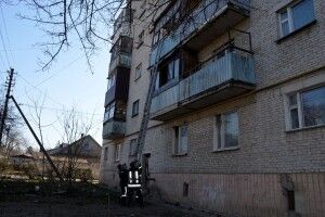 Впала і не могла піднятись: у Луцьку рятувальники допомогли літній жінці, яка опинилася за зачиненими дверима (Фото)