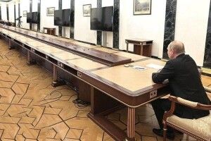 «Досить, достатньо!»: показали, як путін вказує підлеглим, на скільки можна до нього наближатися