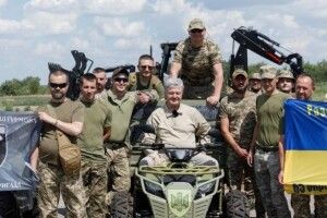 Позиції накрило, треба копати нові бліндажі: військові на Донеччині отримали від Порошенка екскаватор