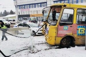 У Луцьку маршрутка з людьми в’їхала в авто і в дерево