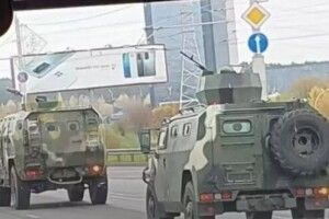 Лукашенко пригнав бронетехніку з кулеметами