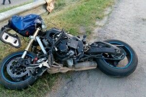 На Волині неповнолітній мотоцикліст влетів у транспорт на узбіччі