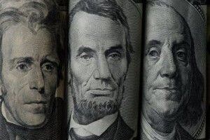 Долар поволі продовжує дорожчати