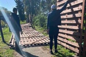  2-метровий паркан ледь не вбив 61-річну жінку, яка гуляла з дітьми