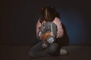 Їла побілку зі стін: оголошено підозру жінці, яка морила голодом дочку