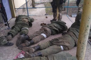 «Наших хлопців ложать, як м'ясо»: полонений окупант розплакався, коли говорив з батьками