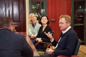 Мер Львова з дружиною і дітьми приїхав до Луцька (Фото)