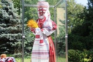 У Житомирі до Дня Незалежності вбрали у нове найбільшу в Україні ляльку-мотанку