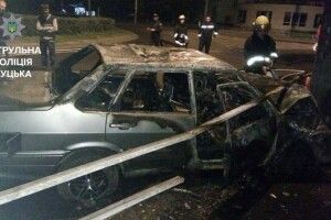 У Луцьку нетверезий водій мало не позбавив себе й пасажира життя. Машина повністю згоріла (фото)