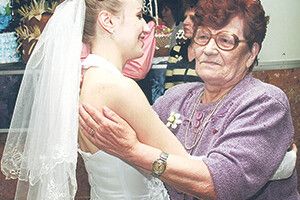 І НА ОПЕРАЦІЙНОМУ СТОЛІ — СПІВАЛА