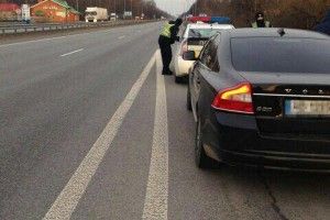 Рівненські патрульні аж на Житомирщині наздогнали молодика, який на ходу битою розтрощив вантажівку (фото)