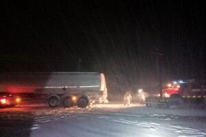 На Волині із снігового полону визволили пасажирський автобус та бензовоз (Фото, Відео)
