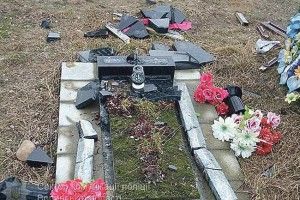 Вандал зруйнував могилу… рідної матері