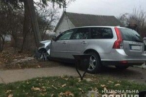 Втікаючи від поліцейських, п'яний водій врізався в стовп
