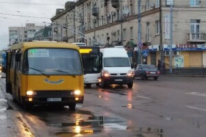 У центрі Рівного маршрутка не розминулася з автобусом (Фото)