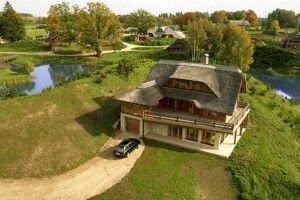 Латвійський мільйонер викупив 3000 га лісу і побудував «Місто Сонця»