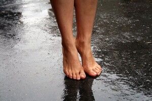 Оголена жінка гуляла трасою біля Львова (Фото 18+)