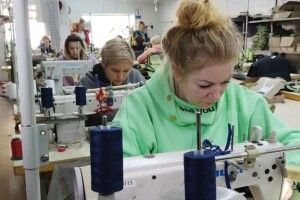 У Луцьку волонтери виготовляють тактичні жилети для воїнів (Відео, фото)