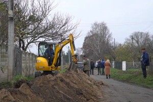 У селі на Володимирщині прокладають новий водогін (Фото)