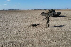 Російський солдат здав свій танк українцям за 10 тисяч доларів, телевізор і комфортні умови у полоні