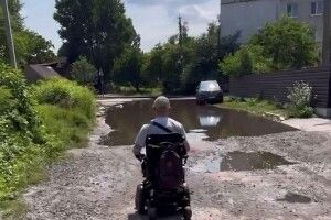 Ковельчанин з інвалідністю скаржиться на зруйновану дорогу: «Я не можу проїхати ні з тої сторони, ні з тої»