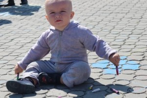 Знайомтесь – це Арсен, наймолодший учасник конкурсу малюнка на асфальті «Я люблю Україну»
