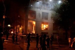 У Парагваї демонстранти взяли штурмом і підпалили тамтешню «Верховну Раду» (фото)