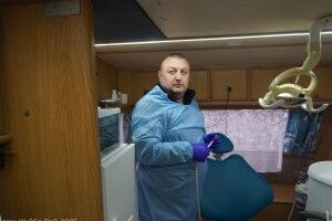 Стоматолог із Волині став фронтовим медиком та евакуює поранених під обстрілами 