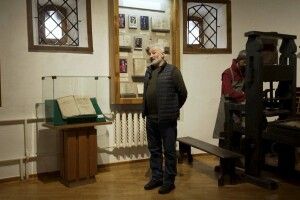 На Рівненщині зберігають 500-літню книгу з молитвою екзорцизму (Відео)