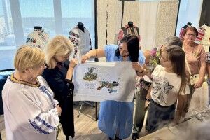 Волинська вишивальниця показала свої унікальні роботи (Фото)