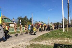 «Все життя було попереду»: у громаді на Волині попрощалися з воїном, який поліг на Харківщині (Фото)