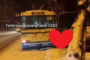У Рівному тролейбус «поцілувався» з легковиком (Фото)