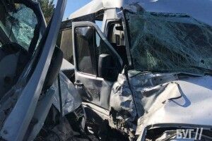 На Волині у ДТП потрапила маршрутка: одного пасажира довелося вирізати з салону (Фото)