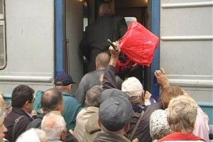 На Львівщині пасажири, які не влізли в електричку… перегородили колії